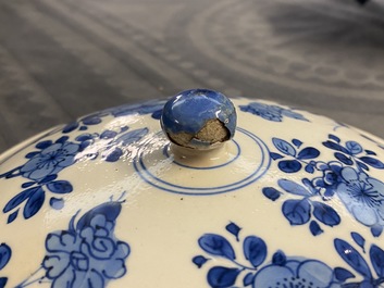 Un bol couvert en porcelaine de Chine en bleu et blanc &agrave; d&eacute;cor floral, Kangxi